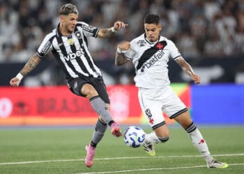 Jogadores do Vasco competem pela bola em campo.