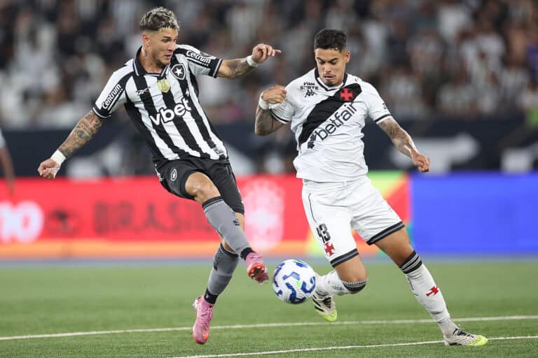 Jogadores do Vasco competem pela bola em campo.