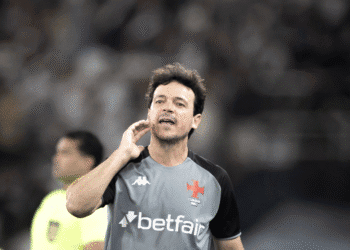 Diniz antecipa formação do Vasco para o confronto com o Ceará, rival no domingo