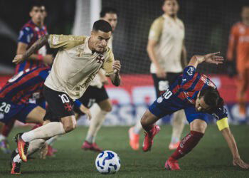 1. Jogador do Vasco em ação na partida de futebol.