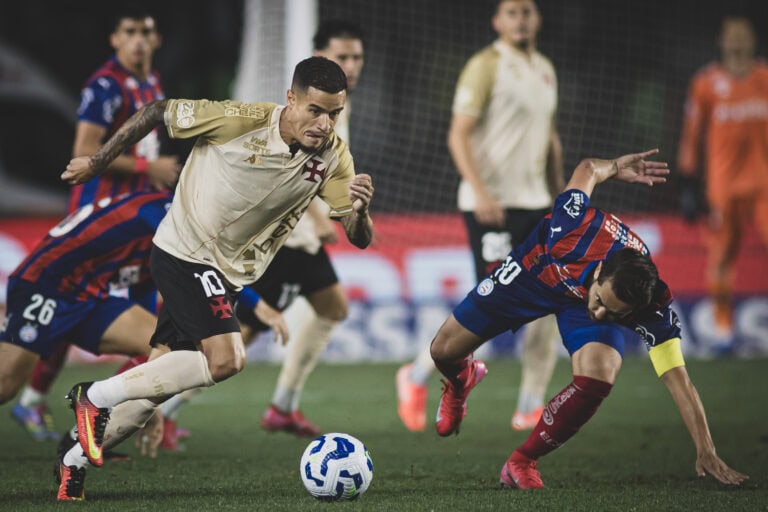 1. Jogador do Vasco em ação na partida de futebol.