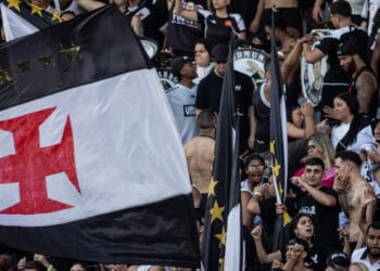 Bandeira do Vasco na torcida do estádio.