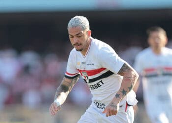 Jogador do São Paulo em campo durante partida oficial.
