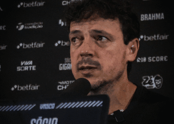 Vasco na entrevista com fundo de patrocinadores.