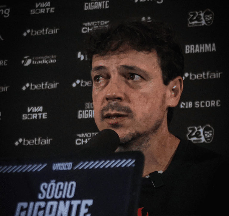 Vasco na entrevista com fundo de patrocinadores.