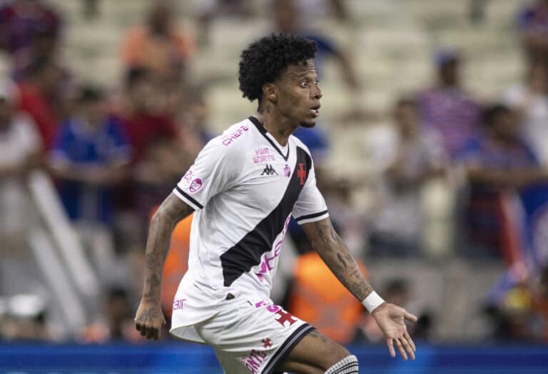 Jogador do Vasco em ação durante o jogo.