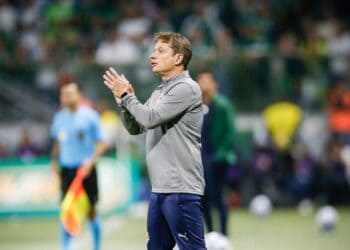 Treinador do Vasco em ação no campo durante jogo.