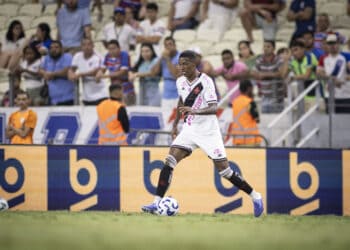 Jogador do Vasco com a bola no estádio.