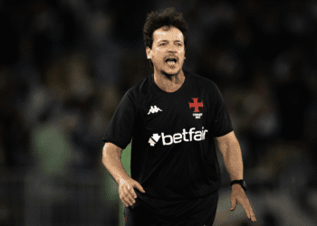 Fernandinho em ação, vestindo uniforme do Vasco, durante jogo de futebol, com expressão de comando e concentração.