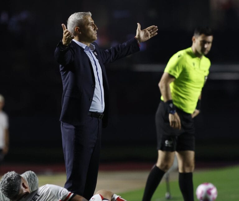 Filename: Vasco- treinador-gesticulando.jpg.