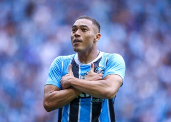 Grêmio conquista mais uma vitória, enquanto o Vasco enfrenta sua quarta derrota consecutiva no Campeonato Brasileiro.