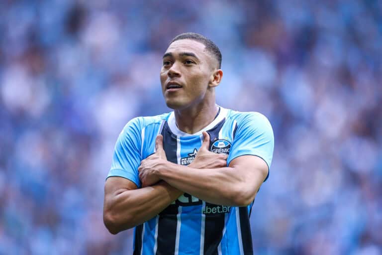 Jogador do Grêmio comemorando gol em campo.