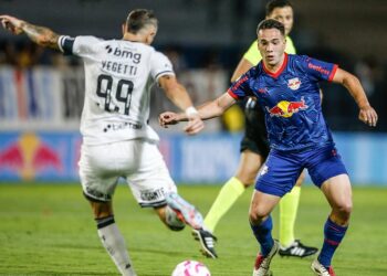 Jogador do RB Bragantino em disputa de posse de bola com jogador do Vasco da Gama.
