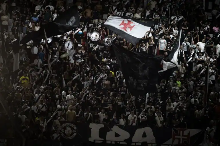 1. Torcida do Vasco com bandeiras e bandeirano.