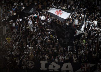 1. Torcida do Vasco com bandeiras e camisas pretas e brancas.