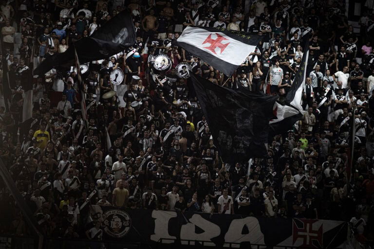 1. Torcida do Vasco com bandeiras e camisas pretas e brancas.