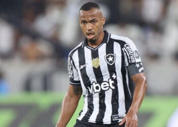 Jogador do Vasco em ação durante partida.