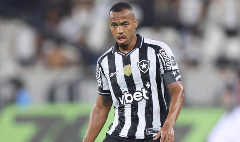 Jogador do Vasco em ação durante partida.