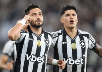 Jogadores do Vasco comemorando gol em campo.