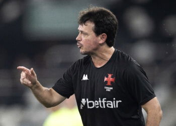 1. Homem treinando com uniforme do Vasco.