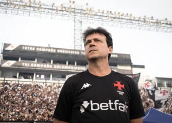 Farol do Vasco com torcida ao fundo em estádio cheio.
