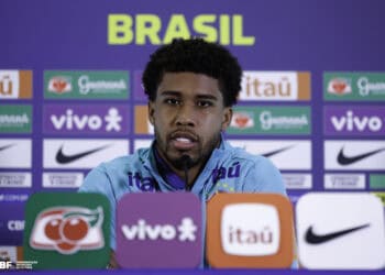 Brasileiro em coletiva de imprensa.