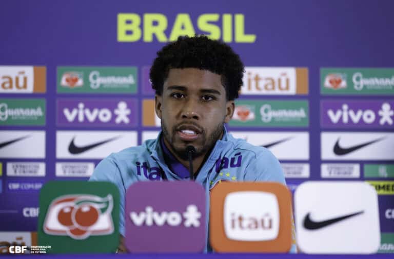 Brasileiro em coletiva de imprensa.