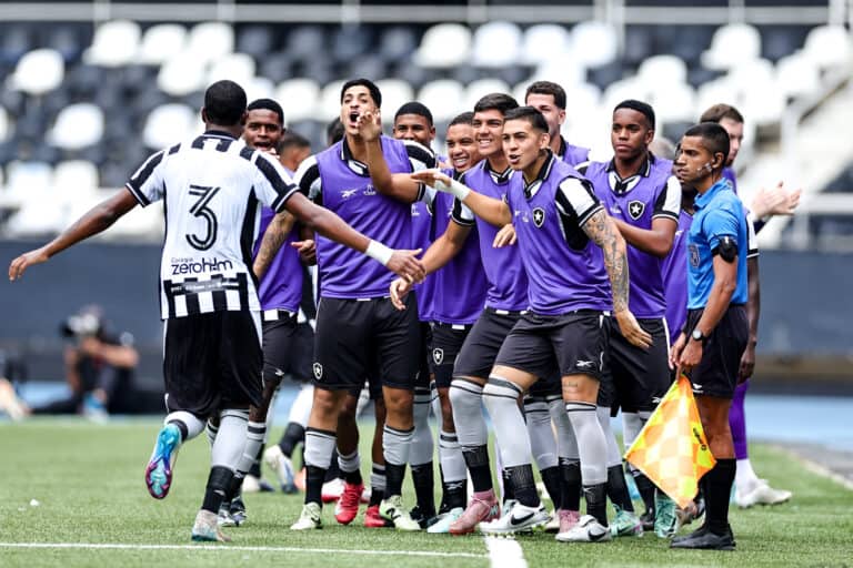 Vasco da Gama joga com jogadores comemorando na linha de lateral.