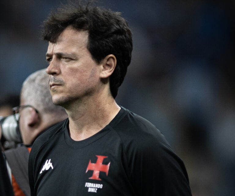 Jogador do Vasco com uniforme preto e escudo vermelho e branco.