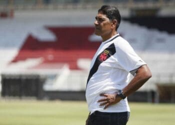 Acácio nos tempos de coordenador de goleiros da base do Vasco