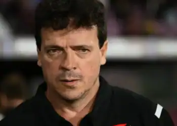Imagem de um homem com expressão séria, usando uniforme preto do Vasco.