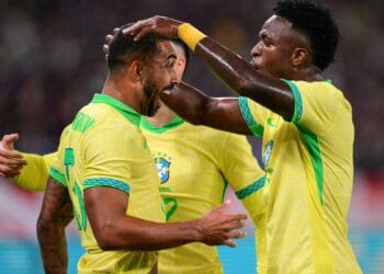 Celebridades do futebol comemorando gol do Brasil.