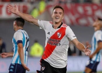Agustín Palavecino com a camisa do River Plate, da Argentina