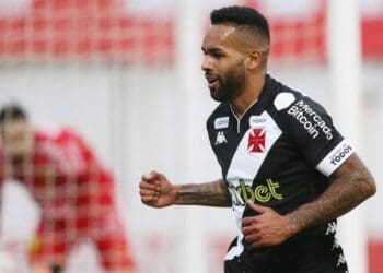 Alex Teixeira durante o jogo contra o Brusque