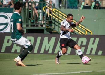 Alex Teixeira em ação pelo Vasco contra o Goiás