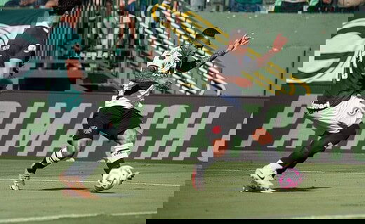 Alex Teixeira em ação pelo Vasco contra o Goiás