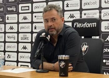 Alexandre Mattos na entrevista de apresentação pelo Vasco