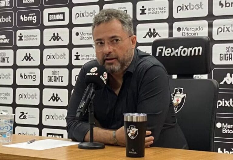 Alexandre Mattos na entrevista de apresentação pelo Vasco