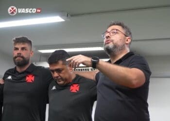 Alexandre Mattos no vestiário após vitória sobre o Boavista