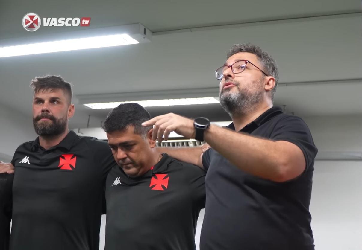 Alexandre Mattos no vestiário após vitória sobre o Boavista