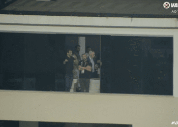 Vasco TV ao vivo na janela do prédio.