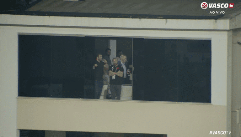 Vasco TV ao vivo na janela do prédio.