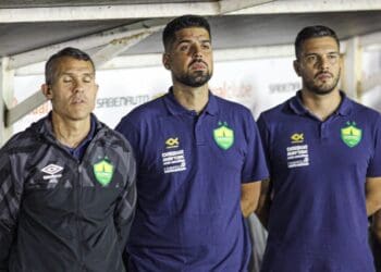 António Oliveira (ao centro) em Vasco x Cuiabá