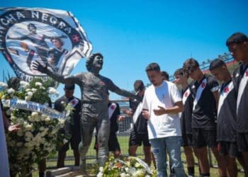 Ato em frente à estátua de Roberto Dinamite