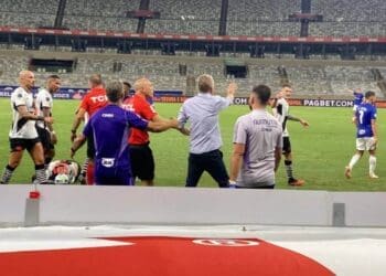 Autuori discutindo com Vegetti