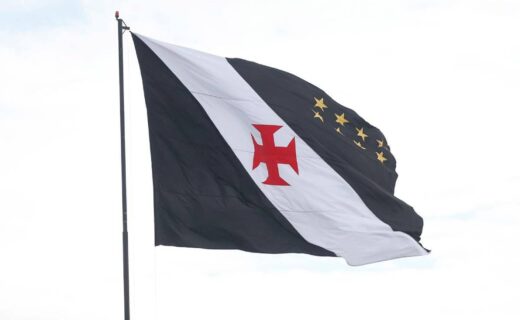 Bandeira doada por vascaínos ao CT Moacyr Barbosa