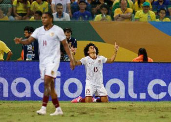Eduard Bello marcou um golaço contra o Brasil