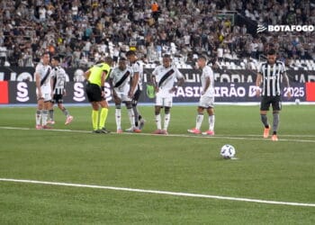 Jogadores do Vasco posicionados no campo antes do início do jogo.