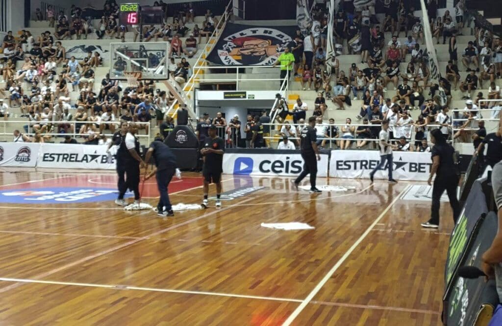 boteria-ginasio-vasco-1024x664-1 Goteiras no Ginásio de São Januário