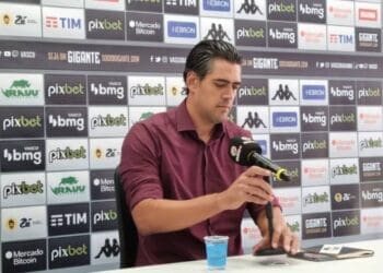 Paulo Bracks durante pronunciamento no CT Moacyr Barbosa